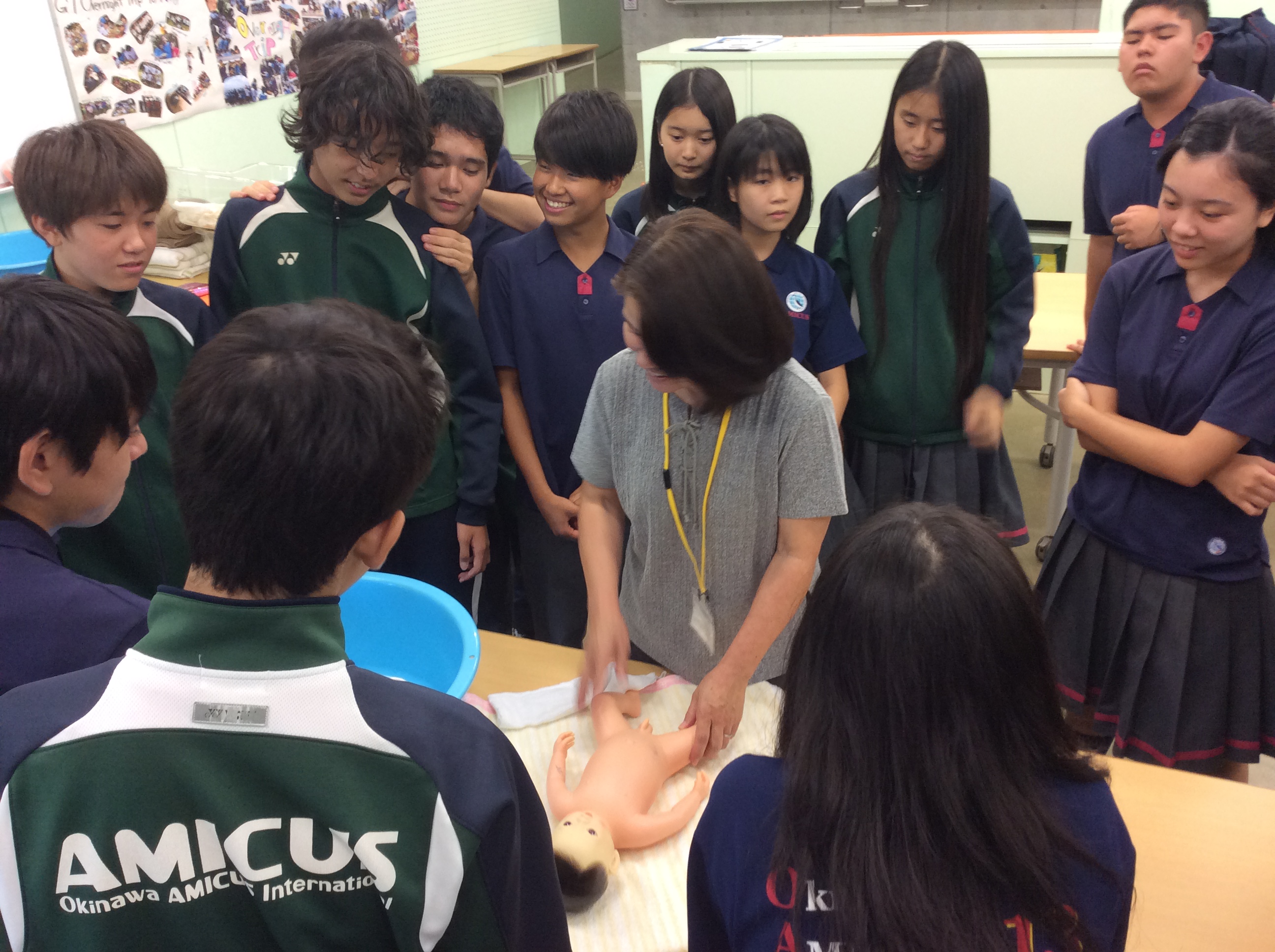 中学校 9年生 マタニティ体験 沖縄アミークスインターナショナル 幼稚園 小学校 中学校 中学校 9年生 マタニティ体験 沖縄アミークスインターナショナル 幼稚園 小学校 中学校