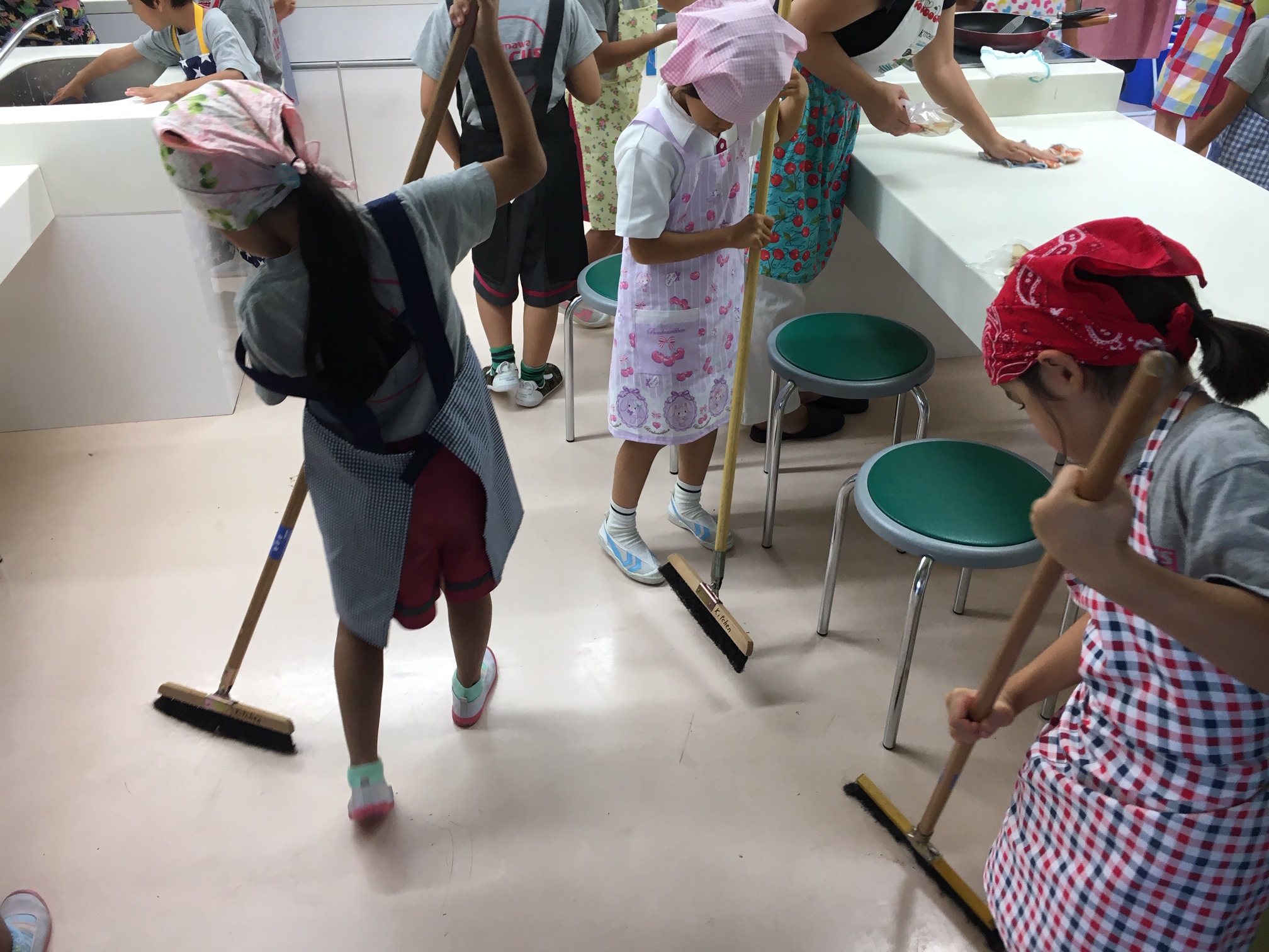 Elementary G1 Students Make Sandwiches Using Their Own Harvested Basil 沖縄アミークスインターナショナル 幼稚園 小学校 中学校 Elementary G1 Students Make Sandwiches Using Their Own Harvested Basil 沖縄アミークスインターナショナル 幼稚園 小学校 中学校
